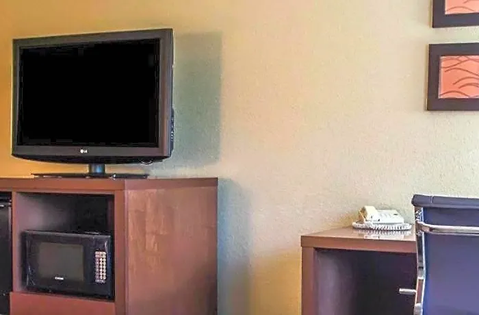 Hotel Comfort - Quad Cities 3*